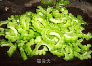 苦瓜炒蛋的做法步骤：1