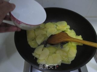 土豆辣椒西红柿的做法步骤：1