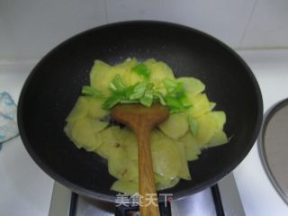 土豆辣椒西红柿的做法步骤：2