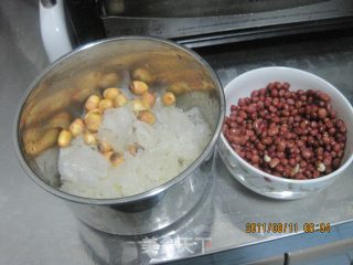 红豆银耳莲子羹的做法步骤：1