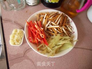 红椒拌豆干的做法步骤：2