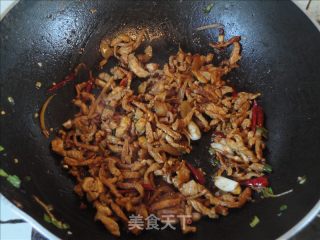 酱香茭白炒肉片的做法步骤：7