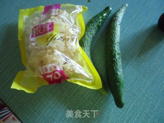 银耳拌黄瓜的做法步骤：1