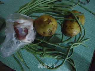 土豆炖豆角的做法步骤：1