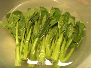白灼油菜的做法步骤：1