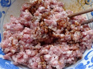 白菜猪肉馅饺子的做法步骤：1