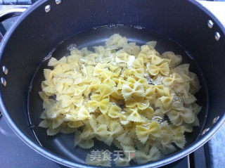 凉拌蝴蝶面的做法步骤：1