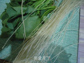 菠菜拌粉条的做法步骤：1