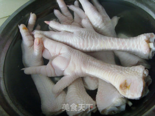 韩式火辣鸡爪的做法步骤：1