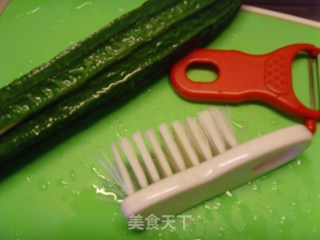 絲瓜笋干水豆腐的做法步骤：2