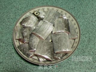 糖醋带鱼的做法步骤：1