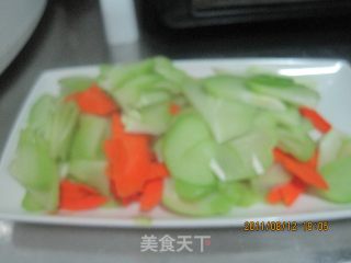 胡萝卜炒合掌瓜的做法步骤：1
