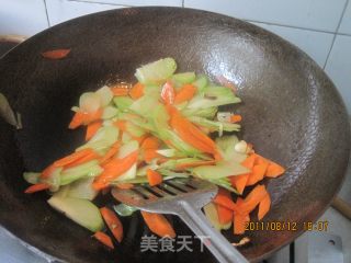 胡萝卜炒合掌瓜的做法步骤：3