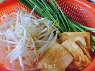 【家庭快手小炒】豆干韭菜炒豆芽的做法步骤：1