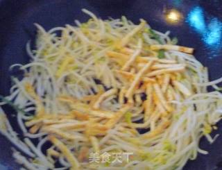 【家庭快手小炒】豆干韭菜炒豆芽的做法步骤：5