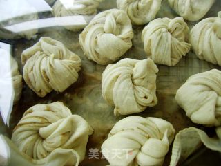 家常主食----发面麻酱卷的做法步骤：7