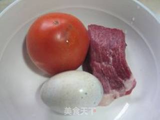 番茄瘦肉皮蛋汤的做法步骤：1