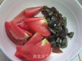 番茄瘦肉皮蛋汤的做法步骤：2
