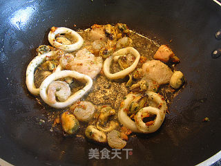 海鲜炒洋葱的做法步骤：3