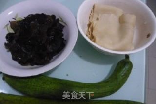 丝瓜烧百叶的做法步骤：1