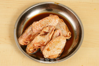 电饭锅烧鸡翅的做法步骤：1