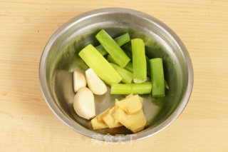 电饭锅烧鸡翅的做法步骤：2