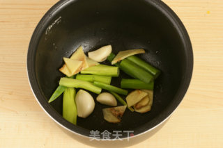 电饭锅烧鸡翅的做法步骤：3