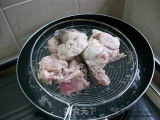 家常煲汤@@清甜不油腻~~白萝卜豆腐排骨汤的做法步骤：3