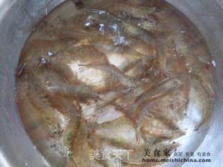 白灼基围虾的做法步骤：1
