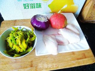 黄花鸡翅的做法步骤：1