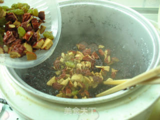 三步焖出软糯的【红枣黑米饭】的做法步骤：4