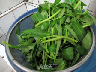 夏天吃蔬菜：蒜蓉空心菜的做法步骤：1