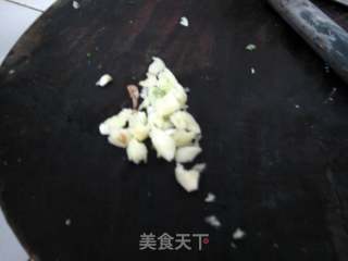 夏天吃蔬菜：蒜蓉空心菜的做法步骤：2