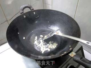 夏天吃蔬菜：蒜蓉空心菜的做法步骤：3