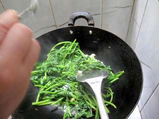 夏天吃蔬菜：蒜蓉空心菜的做法步骤：6