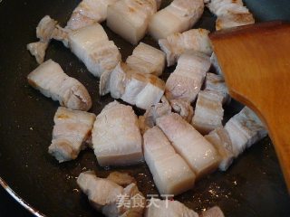 土豆红烧肉的做法步骤：3
