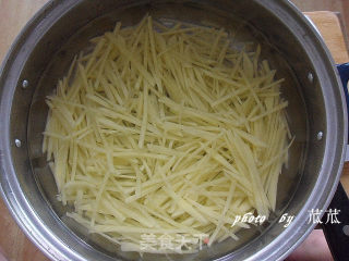 【零难度的家常菜】 青椒土豆丝的做法步骤：2