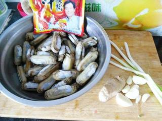 辣炒蛏子的做法步骤：1