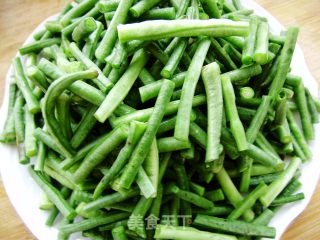 家常小炒----肉丝炒豇豆的做法步骤：1