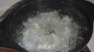 盛夏初秋润燥开胃---冰糖银耳雪梨羹的做法步骤：4