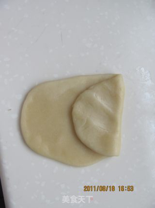 不用黄油或猪油一样酥的掉渣的豆沙酥皮月饼的做法步骤：5
