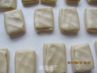 不用黄油或猪油一样酥的掉渣的豆沙酥皮月饼的做法步骤：8