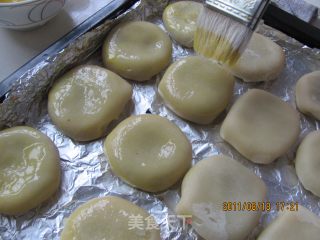 不用黄油或猪油一样酥的掉渣的豆沙酥皮月饼的做法步骤：11