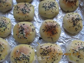 不用黄油或猪油一样酥的掉渣的豆沙酥皮月饼的做法步骤：13