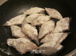 让我忍不住晚餐一碗米饭--茄汁带鱼的做法步骤：3