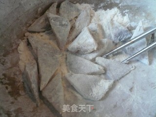 炸咸带鱼的做法步骤：3