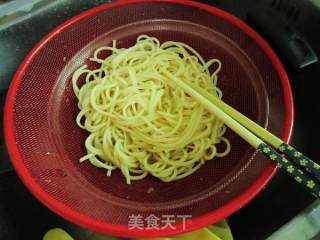 【兔纸私房菜】黑猫香肠蒜香奶汁意面的做法步骤：2