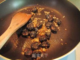 【兔纸私房菜】黑猫香肠蒜香奶汁意面的做法步骤：9