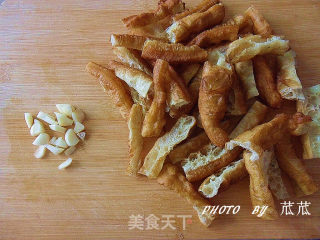 【简单家常菜系列2】油条丝瓜的做法步骤：2