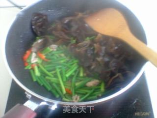 蒜苔炒黑木耳的做法步骤：4